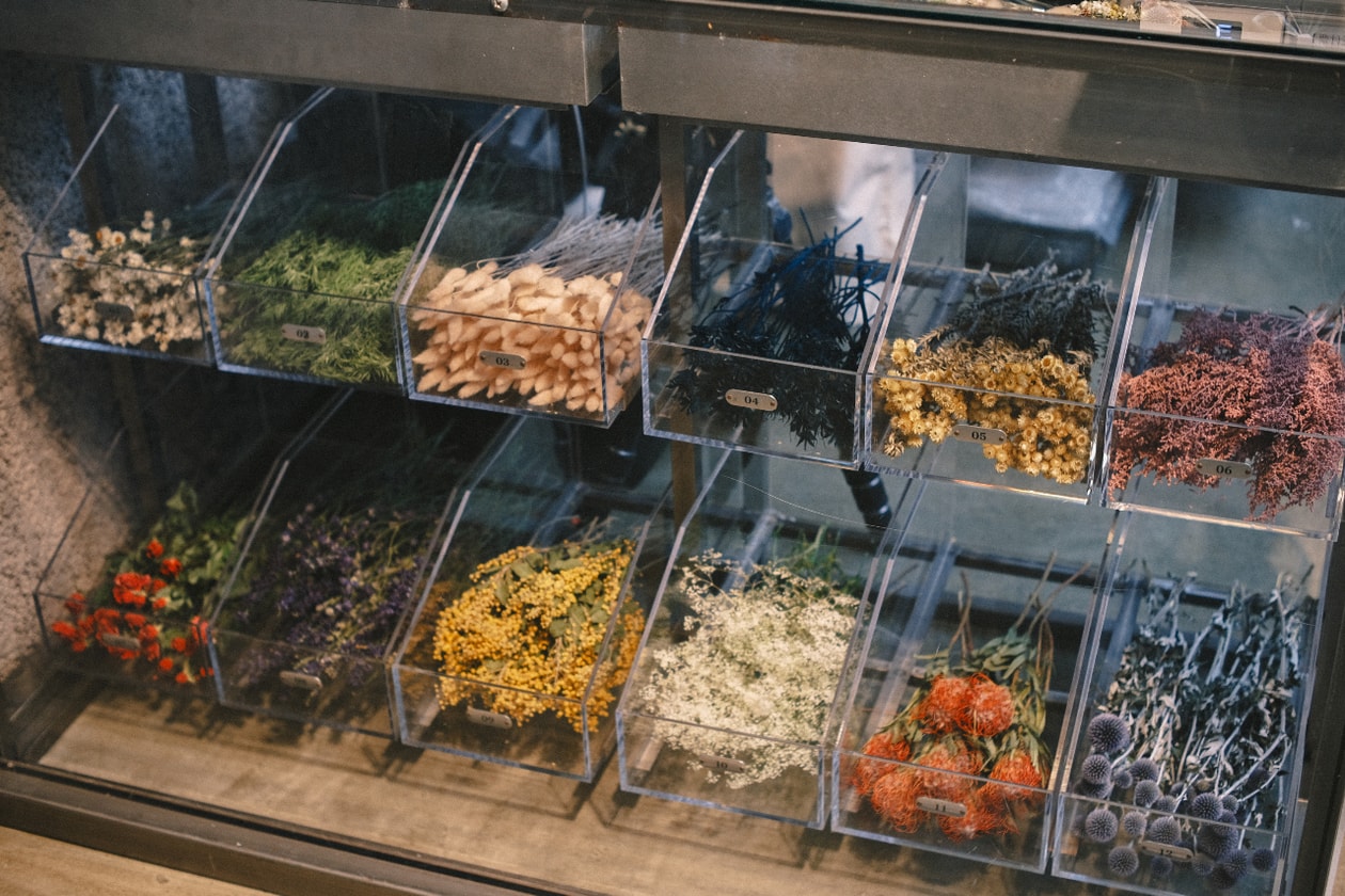 イーダブリューファーマシー #106  ──  エデンワークスとロッキーズ マッチャが差し出す感性の処方箋  | インタビュー EW.Pharmacy #106, Rocky’s Matcha, MEGUMI SHINOZAKI, Rocky Xu, Interviews