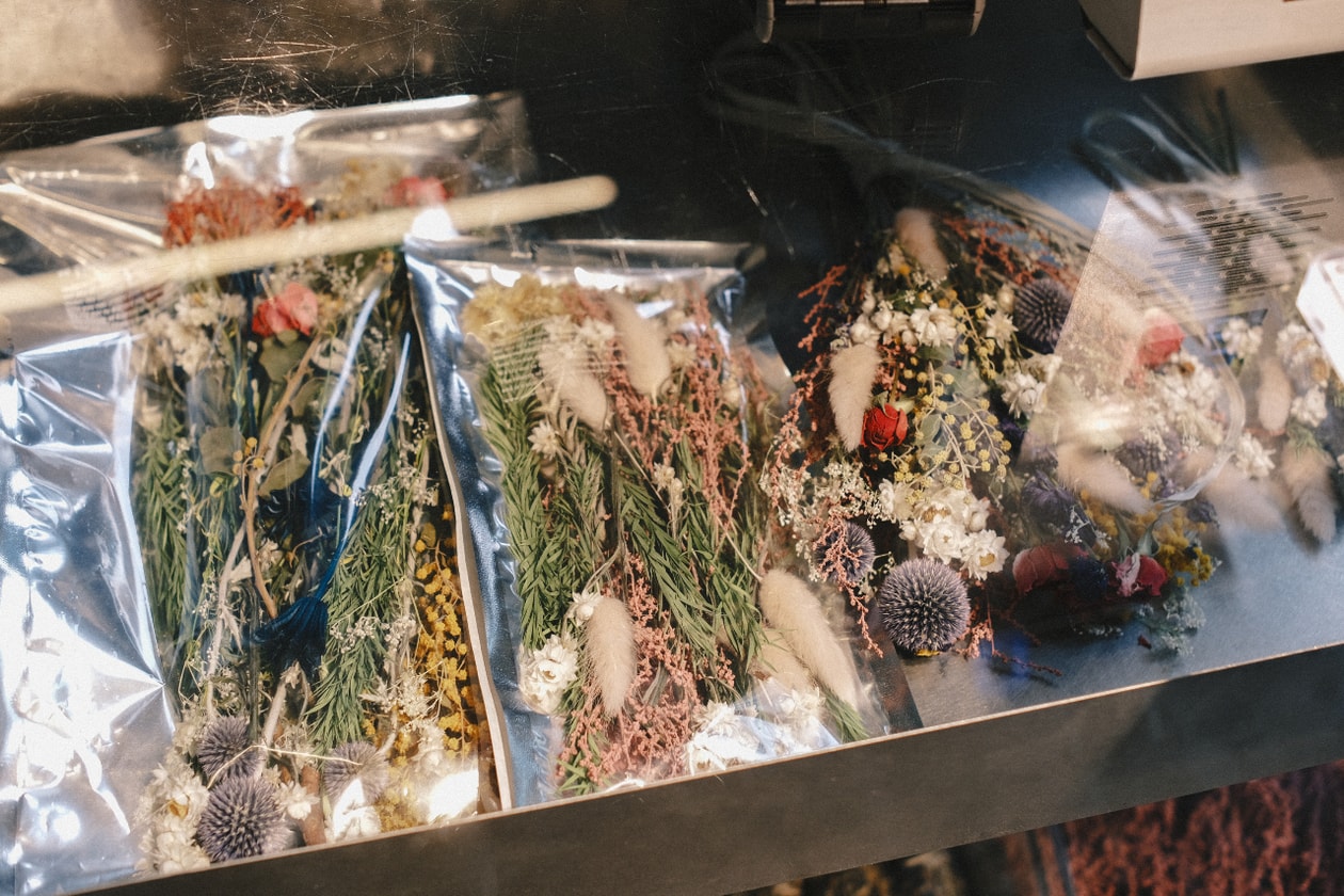 イーダブリューファーマシー #106  ──  エデンワークスとロッキーズ マッチャが差し出す感性の処方箋  | インタビュー EW.Pharmacy #106, Rocky’s Matcha, MEGUMI SHINOZAKI, Rocky Xu, Interviews