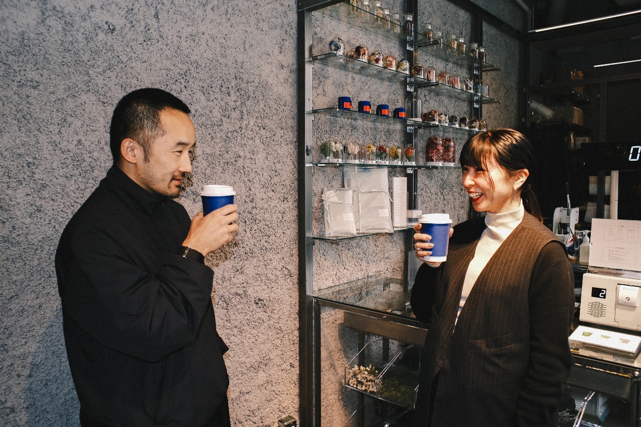 イーダブリューファーマシー #106 ── エデンワークスとロッキーズ マッチャが差し出す感性の処方箋 | インタビュー EW.Pharmacy #106, Rocky’s Matcha, MEGUMI SHINOZAKI, Rocky Xu, Interviews