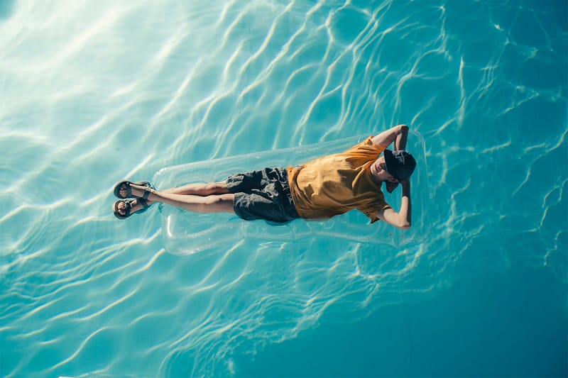 Teva x DESCENDANT 初コラボモデル HURRICANE XLT3 DCDT を発売 ── 西山徹の美学を投影