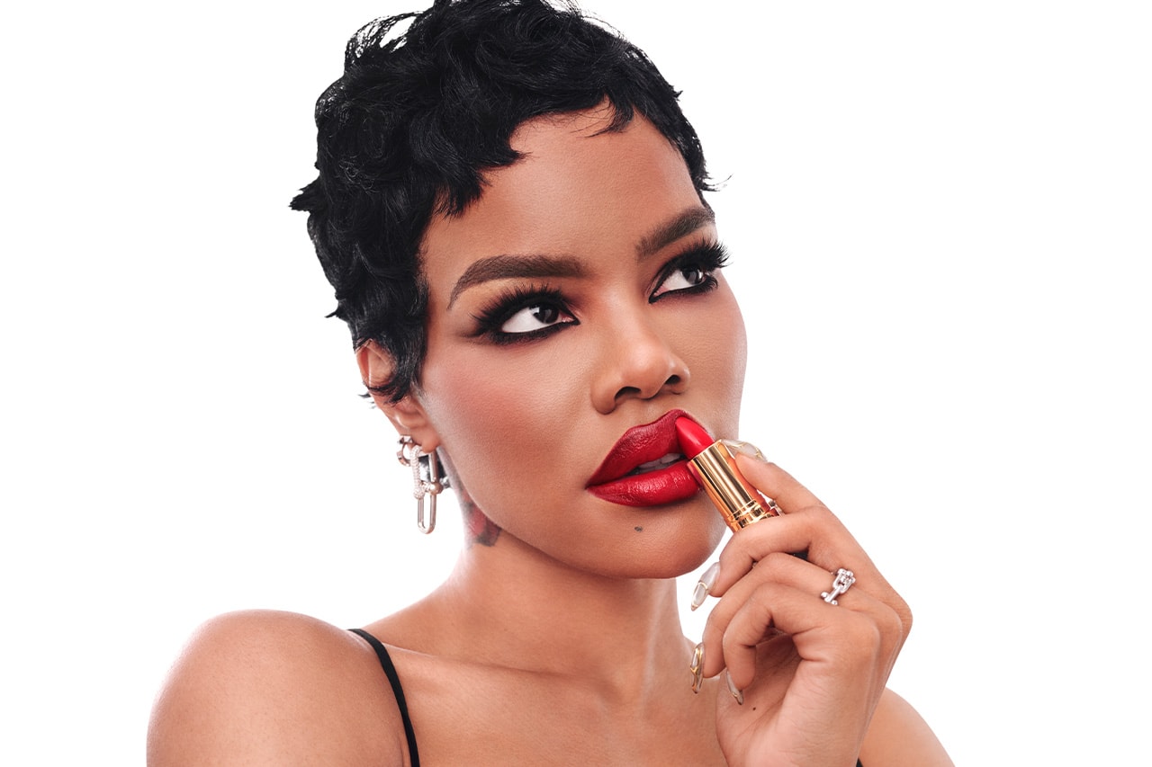 テヤナ・テイラーが Revlon の“スーパー ラスティング リップスティック”キャンペーンに登場