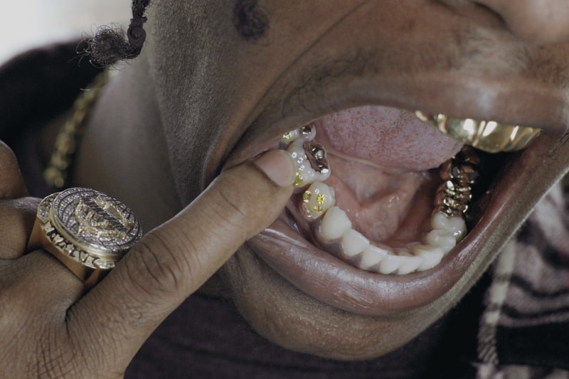 “グリルズ”の歴史を網羅した書籍『MOUTH FULL OF GOLDS』のブックサイニングイベントがドーバーストリートマーケット ギンザで開催 MOUTH FULL OF GOLDS Dover Street Market Ginza Eddie Plein Lyle Lindgren GRILLZ JEWELZ Tetsuya Akiyama