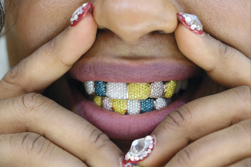 “グリルズ”の歴史を網羅した書籍『MOUTH FULL OF GOLDS』のブックサイニングイベントがドーバーストリートマーケット ギンザで開催 MOUTH FULL OF GOLDS Dover Street Market Ginza Eddie Plein Lyle Lindgren GRILLZ JEWELZ Tetsuya Akiyama