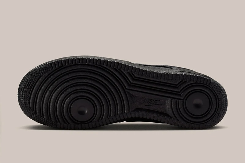 ナイキからローファー仕様のエアフォース 1 ローが登場 Nike Dresses Up The Air Force 1 Low With Loafer Buckles