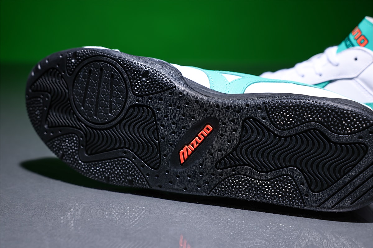ミズノがMORELIA LSの限定カラーとトラックブルゾンを発売 mizuno morelia ls prism white pack 90s football culture ispire bruzon release info