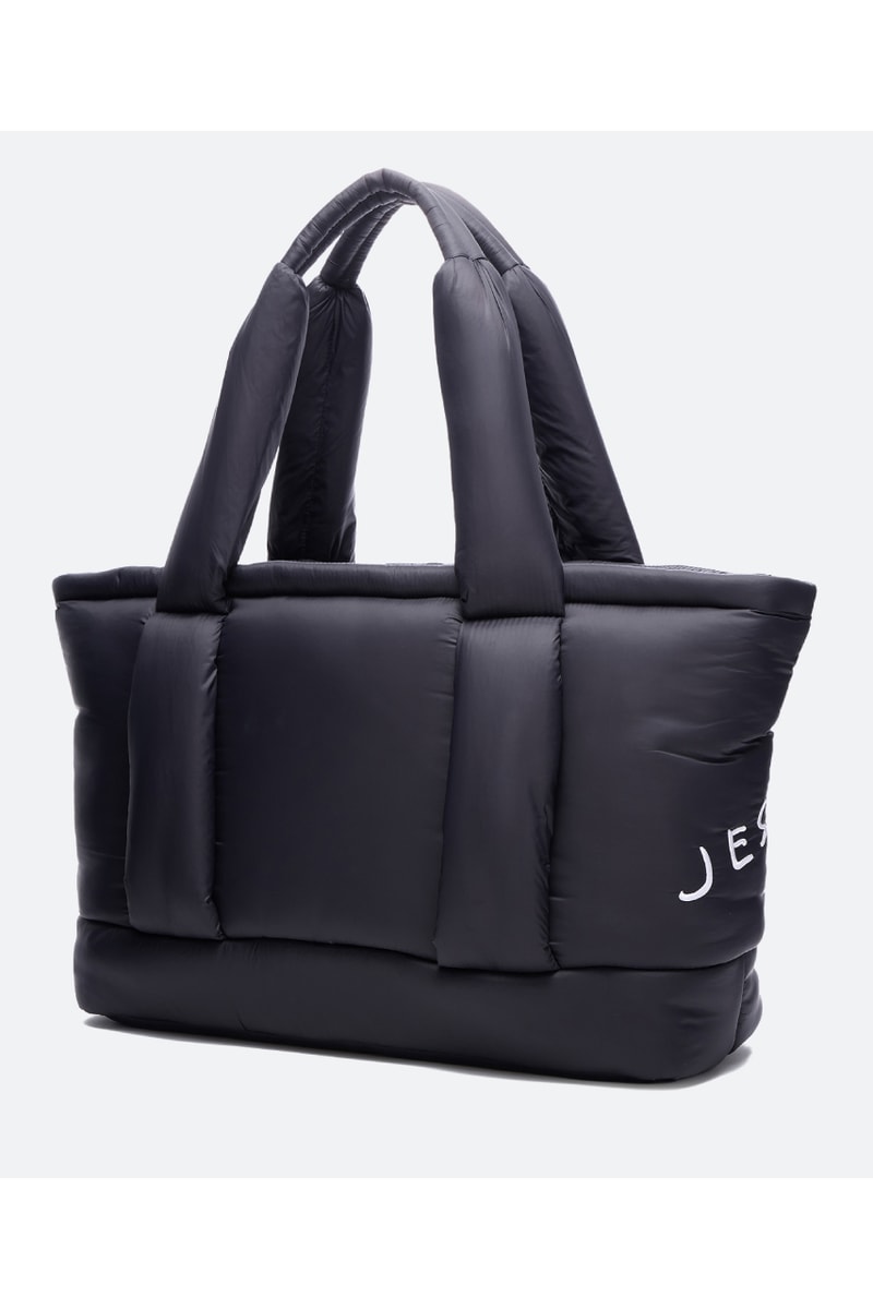 MANKEY デザインのチャームが付属する UNDER ARMOUR x JESSE のバッグ登場 ── RK がクリエイティブを監修　ジェシー xアンダーアーマー