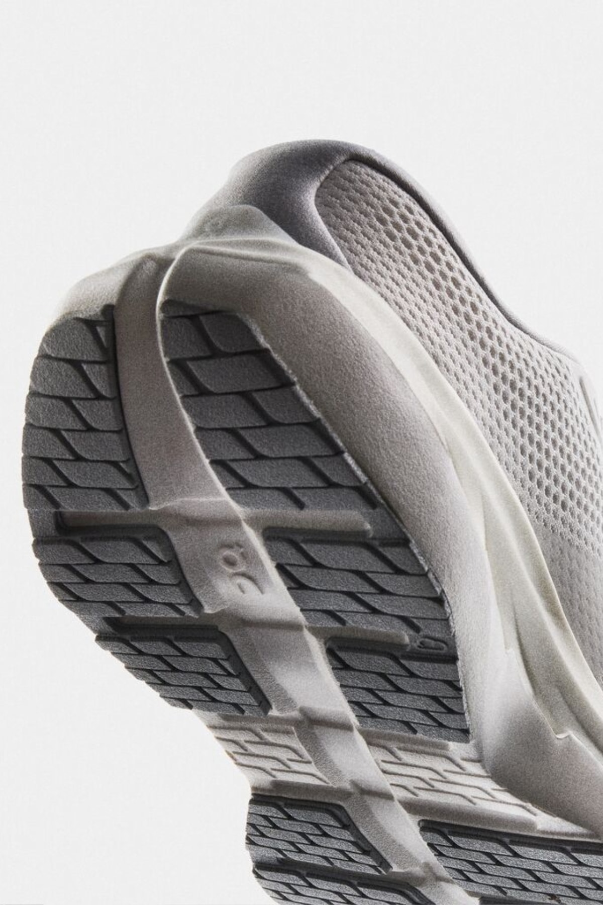  On が新作クッショニングシューズ クラウドランナー 3 マックスを発表 ── 新アイデンティティ「Run On Clouds」でランニングのあり方を再定義 On Cloudrunner 3 Max release info