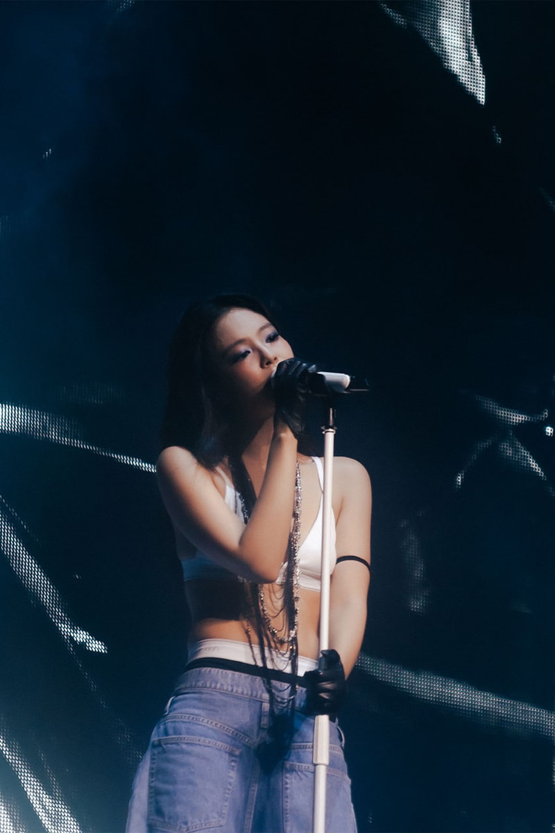ジェニーがサマーソニックにてカルバン・クラインのカスタム衣装を披露 jennie summer sonic 2026 calvin klein kate moss look info