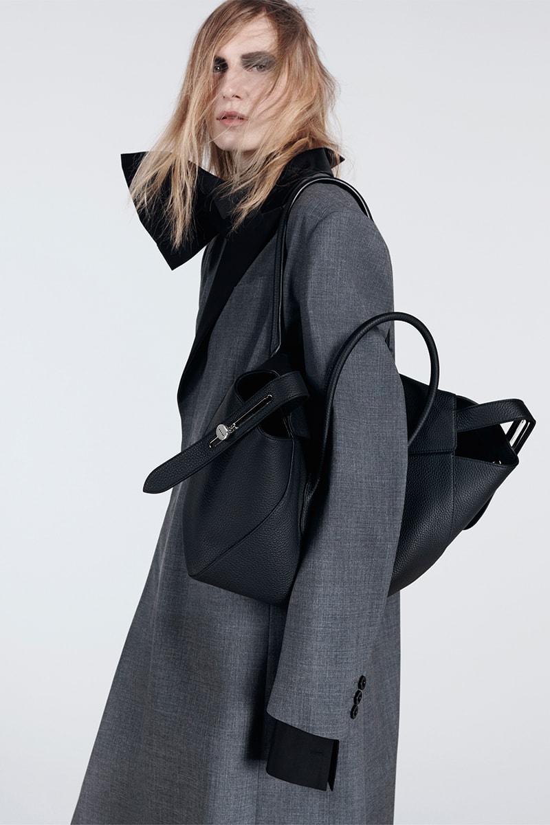 サカイが新たなアイコンバッグ Lock Bag を発売 sacai lock bag release info