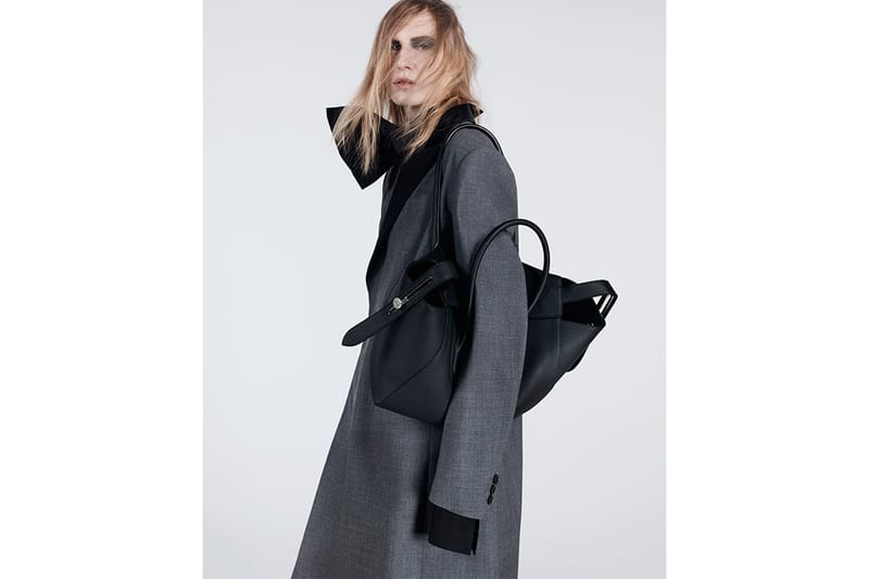 sacai が新たなアイコンバッグ Lock Bag を発売
