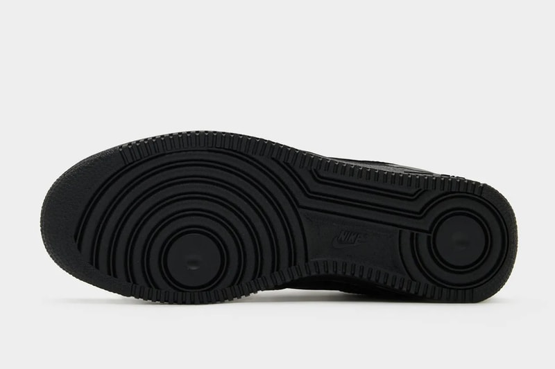 ナイキ エアフォース 1 ロー ‘01 に待望の “トリプル ブラック” が登場 Nike Air Force 1 Low ‘01 “Triple Black” first look
