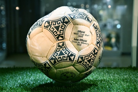 マラドーナの“神の手”ゴールを生んだ1986年 FIFA WORLD CUP の公式球が約3.4億円で落札