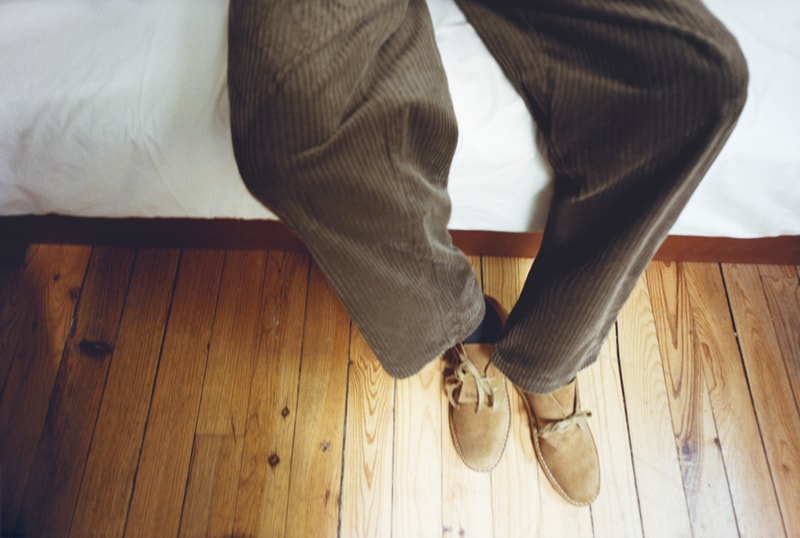 アーペーセーとクラークスオリジナルズによるコラボシューズが発売 a p c clarks originals collabo shoes release info