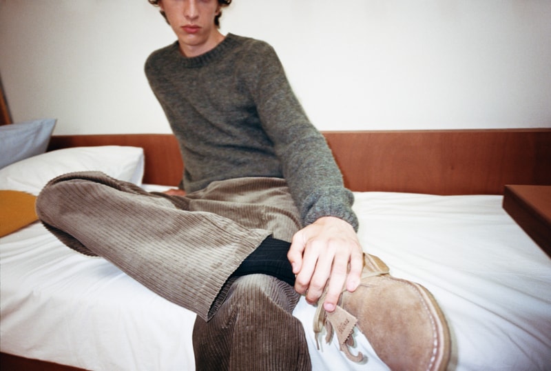 アーペーセーとクラークスオリジナルズによるコラボシューズが発売 a p c clarks originals collabo shoes release info