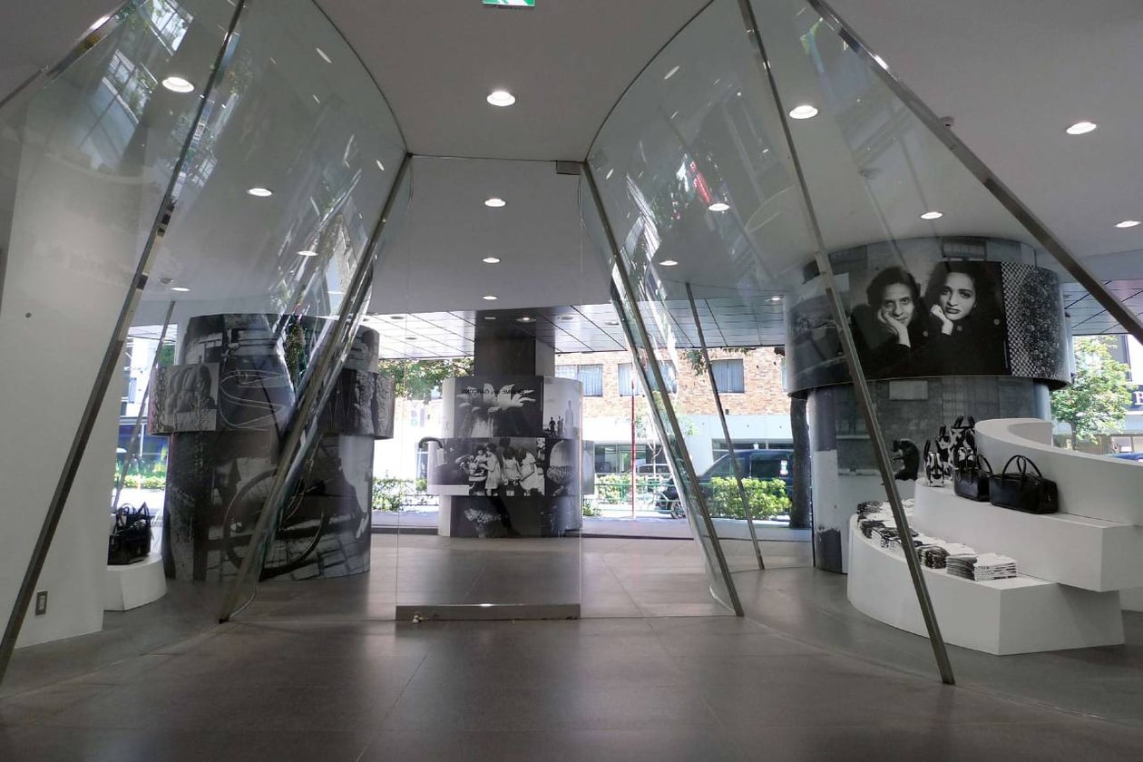 コム デ ギャルソンが伝説のビジュアル誌『Six』を35年ぶりに復刊 COMME des GARÇONS Six Magazine Window installation by Rei Kawakubo info