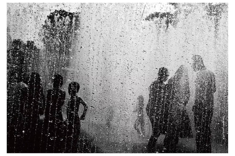 コム デ ギャルソンが伝説のビジュアル誌『Six』を35年ぶりに復刊 COMME des GARÇONS Six Magazine Window installation by Rei Kawakubo info