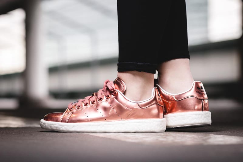 구리와 은으로 표현된 스탠 스미스 부스트