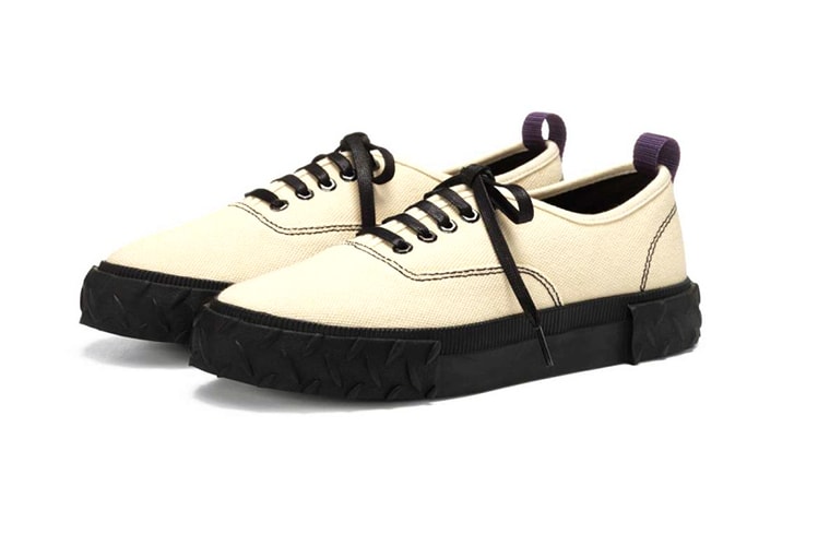 이티스의 볼륨감 넘치는 '바이퍼 스니커'