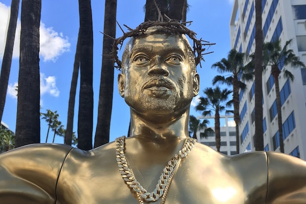 할리우드 대로 한복판에 세워진 칸예 웨스트 '예수' 동상