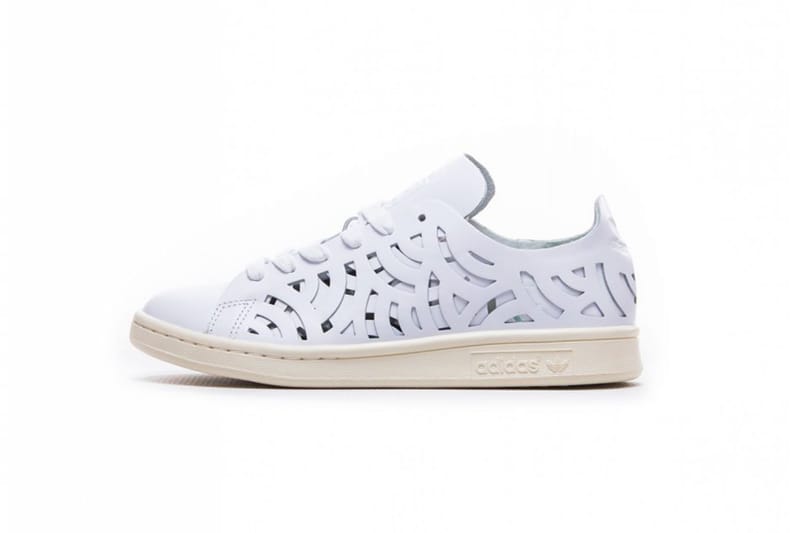 레이스가 연상되는 '컷 아웃' 스탠 스미스