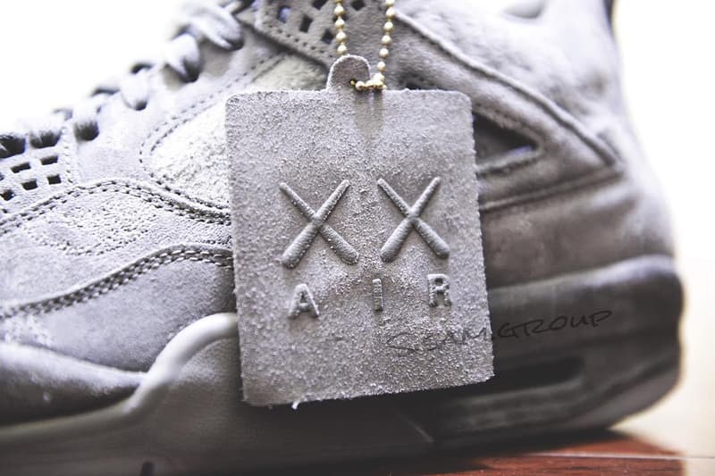 KAWS x 에어 조던 4 신발 2017