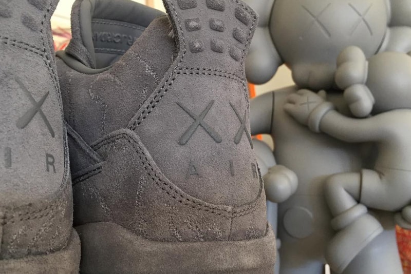 KAWS x 에어 조던 4 신발 2017
