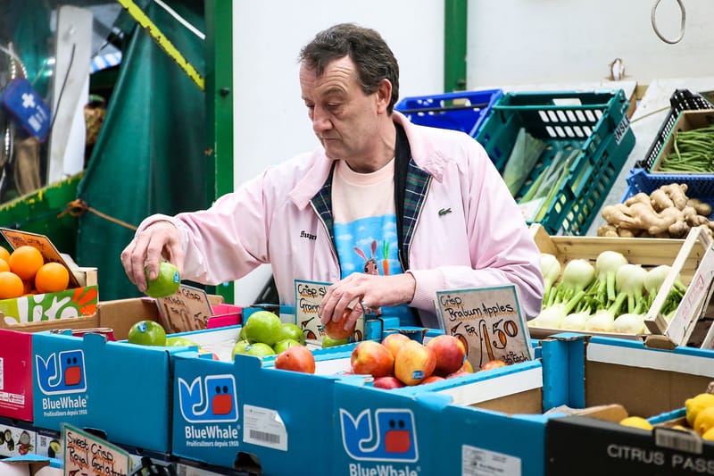 머리부터 발끝까지 슈프림 입는 과일 가게 꽃할배