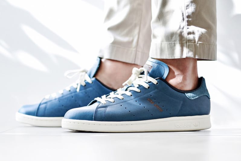 고급스러운 파란색 호윈 가죽 입은 스탠 스미스