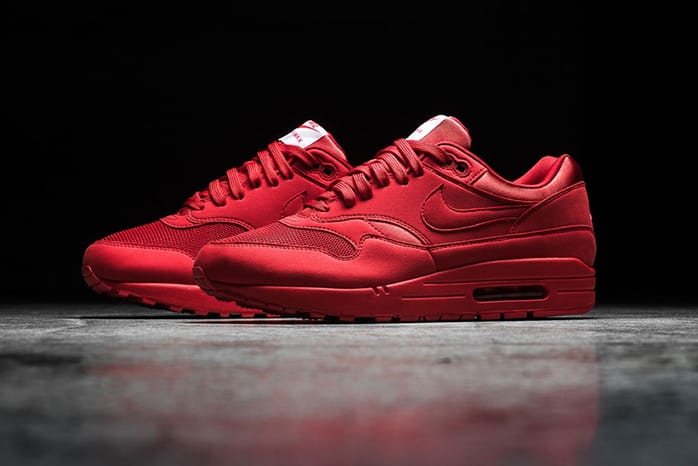 '최초의 색'을 적용한 나이키 에어맥스 1 '유니버시티 레드'