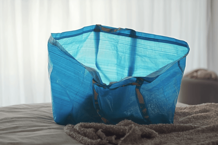 세상에서 가장 '열일하는' 가방은? 이케아 쇼핑백 30주년 기념 영상