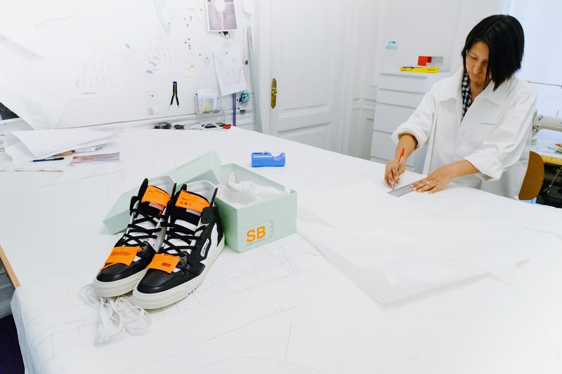 오프 화이트 2018 spring summer 런웨이 운동화 팝업 개최 off white sneaker empty gallery