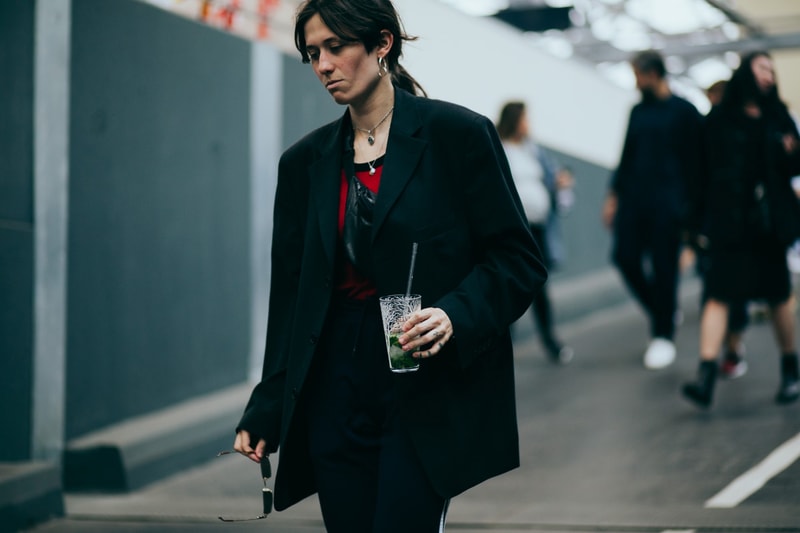 파리 패션위크 베트멍 전시장을 런웨이로 만든 패션 피플들 vetements 2018 spring summer show streetsnaps 2017