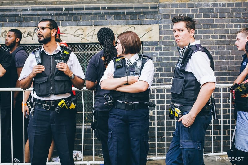 브이론 런던 팝업 현장 거리 패션