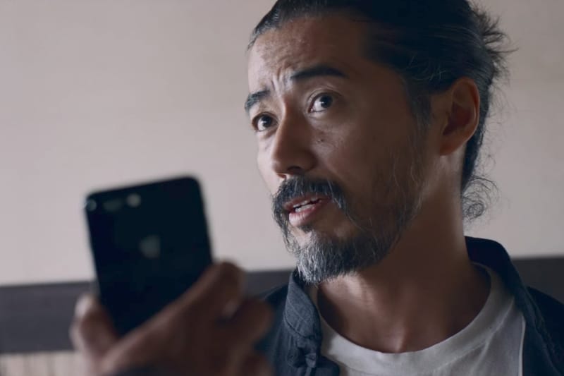 비즈빔의 나카무라 히로키가 출연한 아이폰 광고 보기