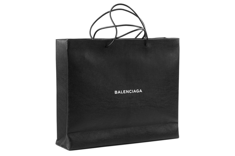 발렌시아가, 검은색 소가죽 쇼핑백 선봬