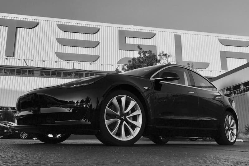 테슬라 모델 3 1호 차 사진 공개 2017 tesla model 3 first car produced pictures