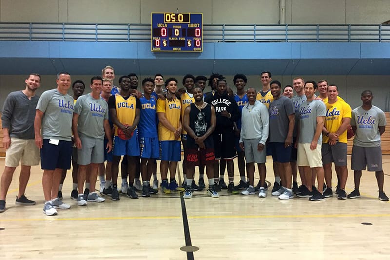 칸예 웨스트, UCLA서 이지 농구화 성능 테스트?