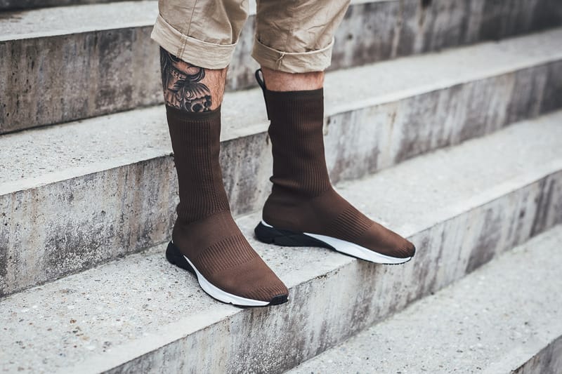 짙은 밤색으로 물든 리복 삭 러너