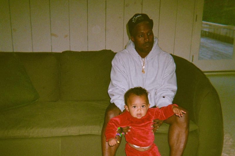 칸예 웨스트, 새 칼라바사스 파워페이즈 색상 착용 사진 포착