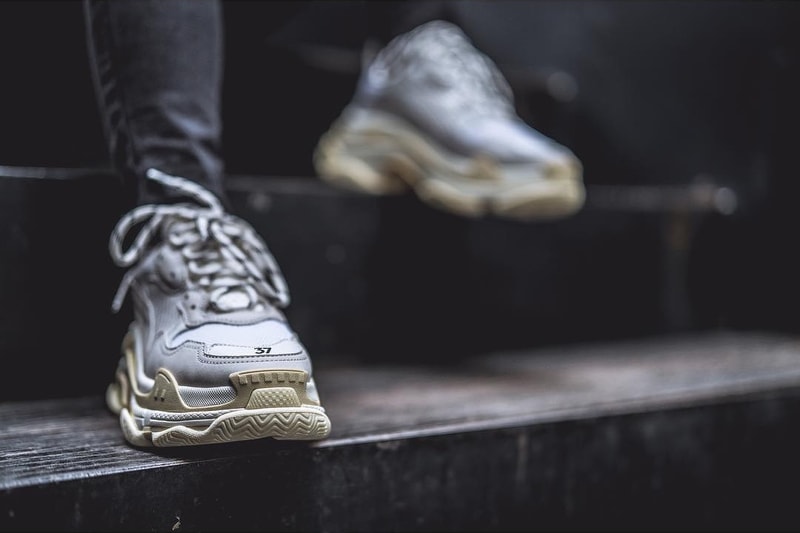 발렌시아가 트리플 S '크림' 착용샷 balenciaga triple s cream on foot 2017