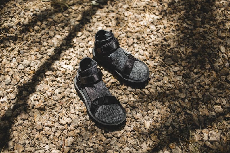 좌 KITH, 우 윌리 차바리아 - 브랜드블랙 타비 샌들