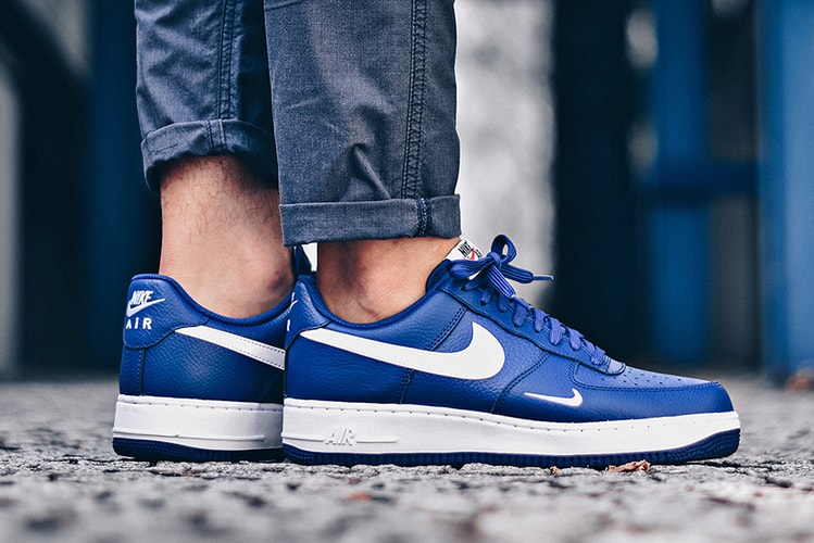 스우시 병치한 나이키 에어 포스 1 '딥 로열 블루'