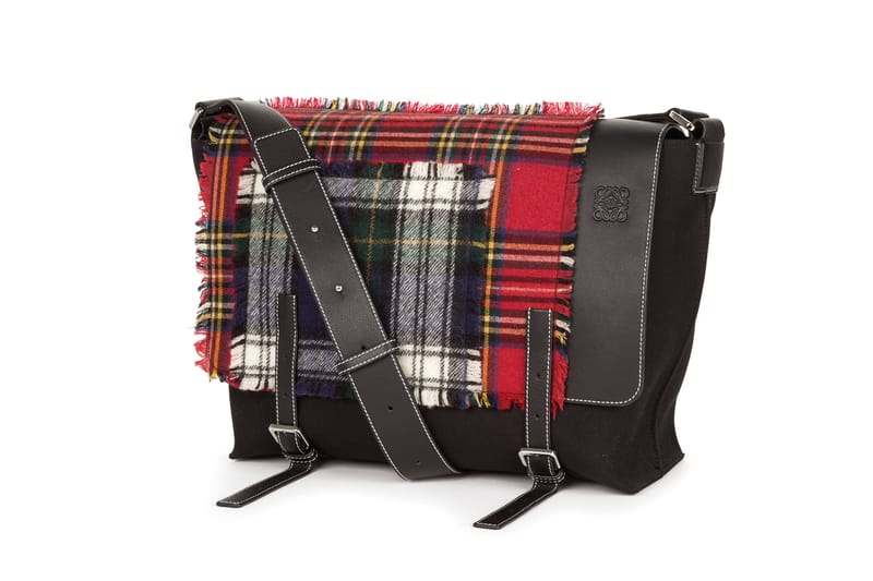 로에베의 타탄 체크 가방 컬렉션