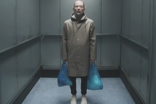 라디오헤드 'Lift' MV에서 폐소공포증 환자로 변신한 톰 요크