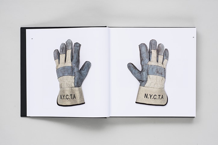 <스탠다드 매뉴얼> 뉴욕 지하철과 관련한 400개의 사물을 수집한 사진가 standards manual nycta objects graphic design 2017