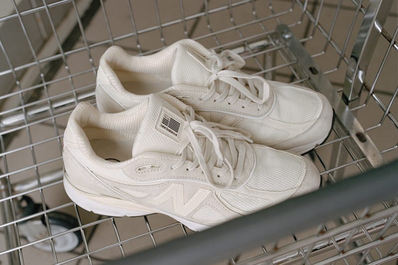 스투시와 공동으로 제작한 뉴발란스의 990v4