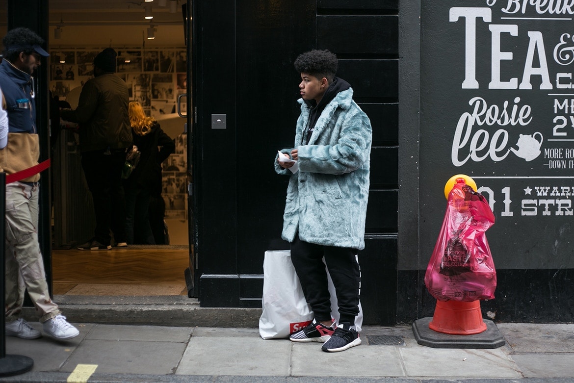 슈프림 히스테릭 글래머 협업 품절 시간 2017 supreme hysteric glamour london street snaps sell out time