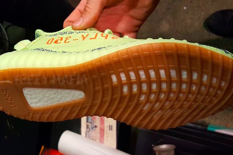 이지 부스트 350 V2 세미 프로즌 옐로 고무 밑창 장착 2017 yeezy boost semi frozen yellow gum sole