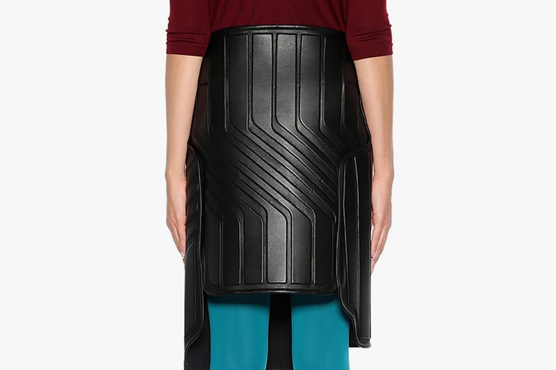 발렌시아가 치마가 250만 원 짜리 자동차 카펫이라 조롱받았다