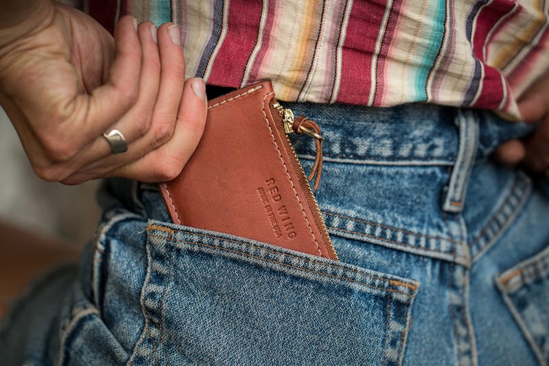 클래식 감성을 담은 레드윙의 가죽 액세서리 컬렉션